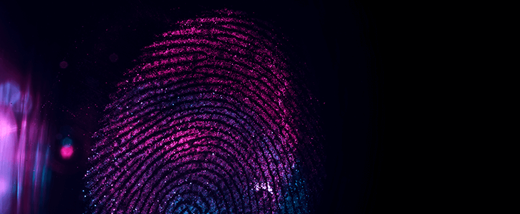 impronta di un dito sui colori del viola/fucsia