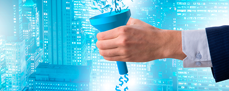 sullo sfondo palazzi, in primo piano, mano che tiene un imbuto dove entrano numeri e escono $