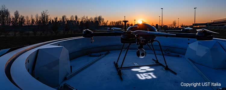 drone su una piattaforma UST al tramonto