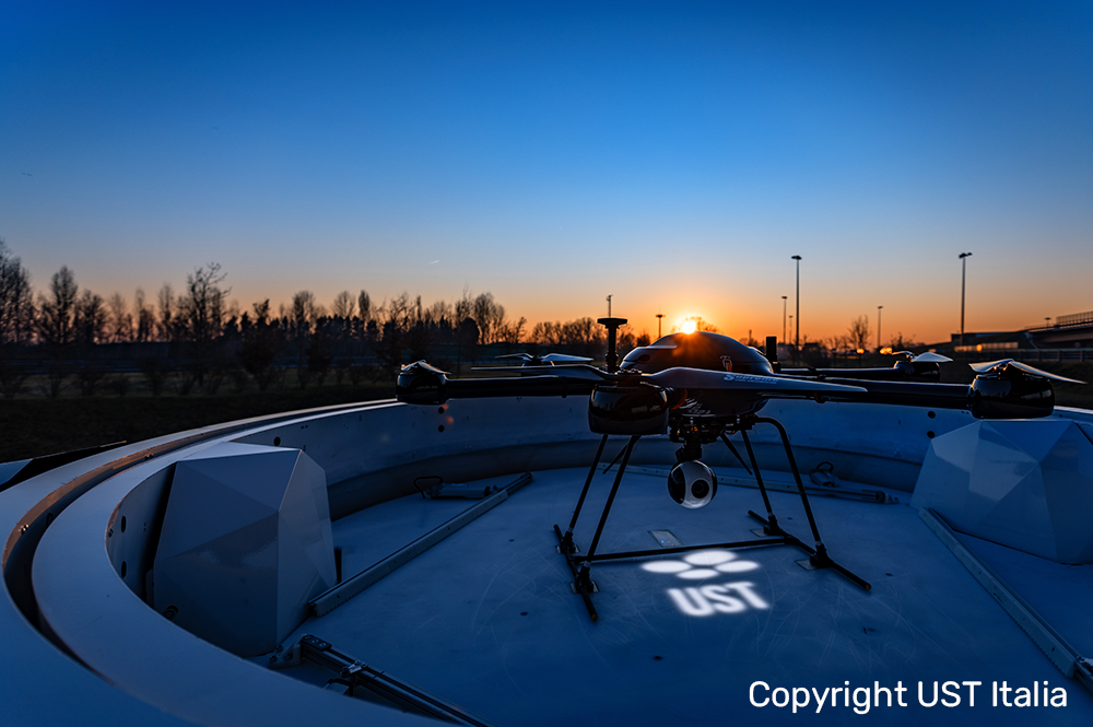 drone su una piattaforma UST al tramonto
