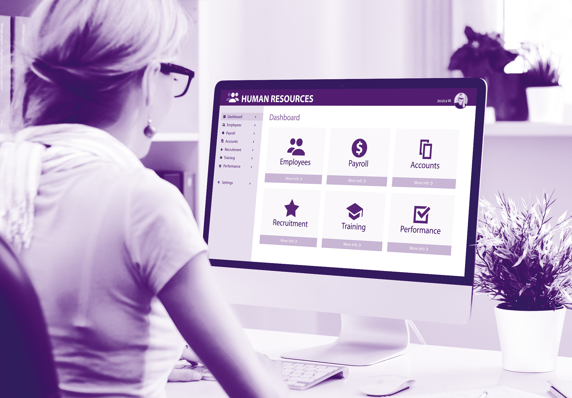 foto con gradiente viola chiaro dove di spealle c'è una ragazza che lavoro al pc dove si vede un programma di risorse umane