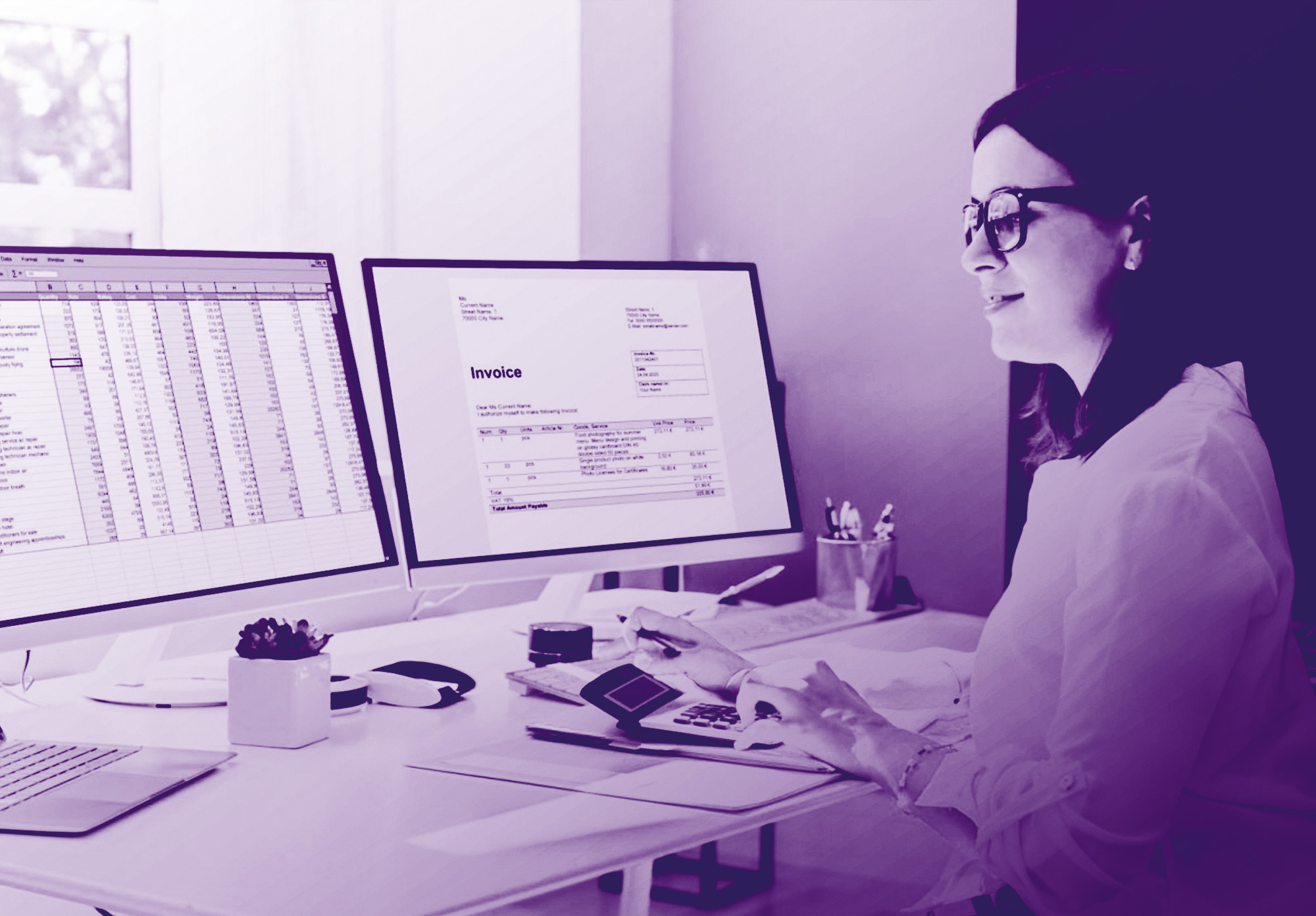 foto con gradiente viola dove appare una ragazza di profilo sulla destra che lavoro con due pc davanti e sullo schermo di vede una fattura e un foglio excel di lavoro