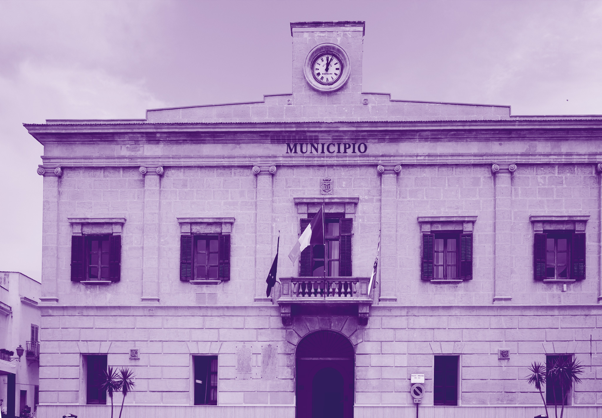 foto con sfondo viola dove possiamo ammirare la facciata di un municipio