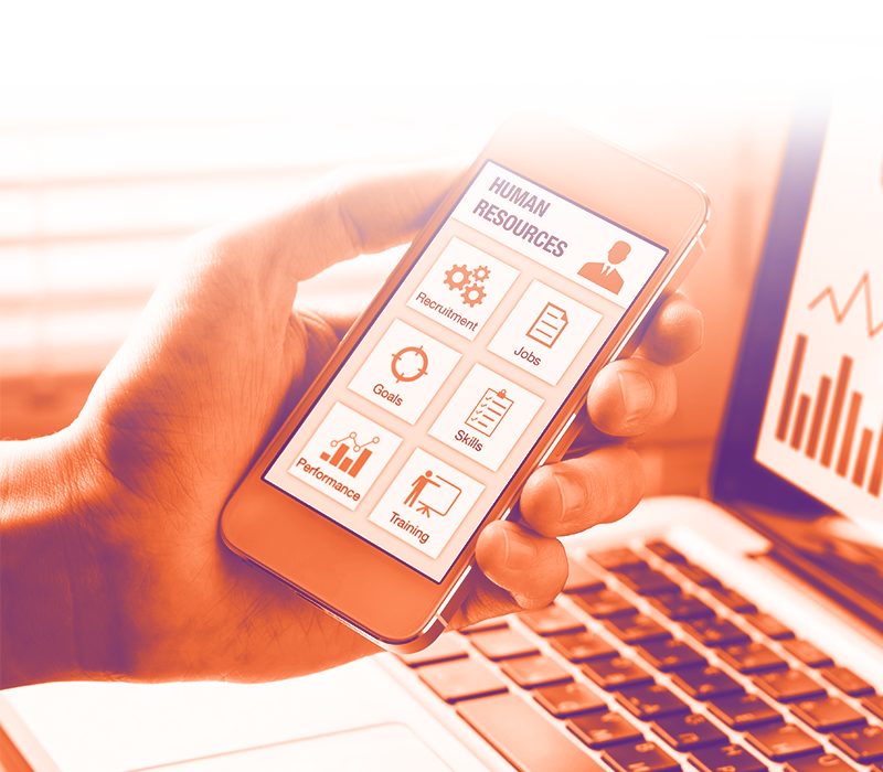 foto arancione con gradiente arancione sfumato verso il bianco dove appare un cellulare con sullo schermo un'app con un programma di presenze