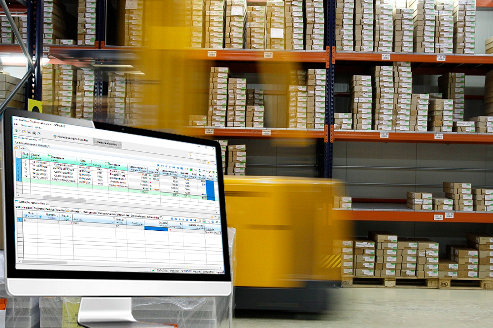 all'interno di un magazzino c'è un pc con nello sfondo una videata del programma Galileo