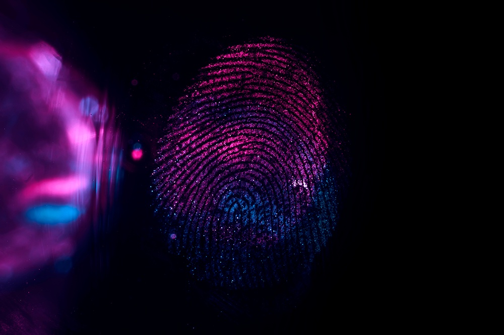 impronta di un dito sui colori del viola/fucsia