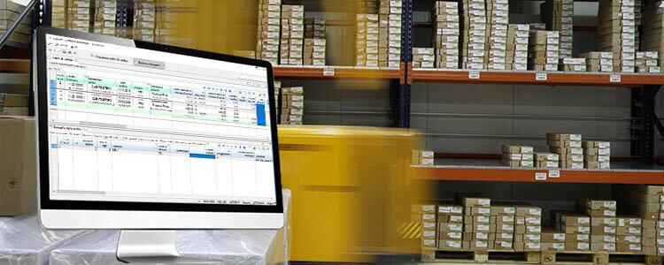 all'interno di un magazzino c'è un pc con nello sfondo una videata del programma Galileo