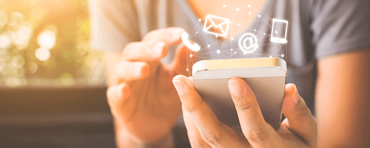 persona che tiene in mano un telefono cellulare e sopra le icone del telefono, busta, @ e cellulare