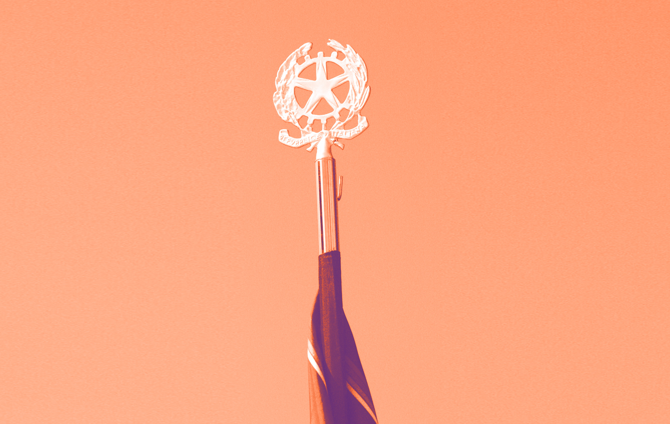 foto con sfondo arancione del bastone del bandiera italiana che rappresenta il marchio della repubblica