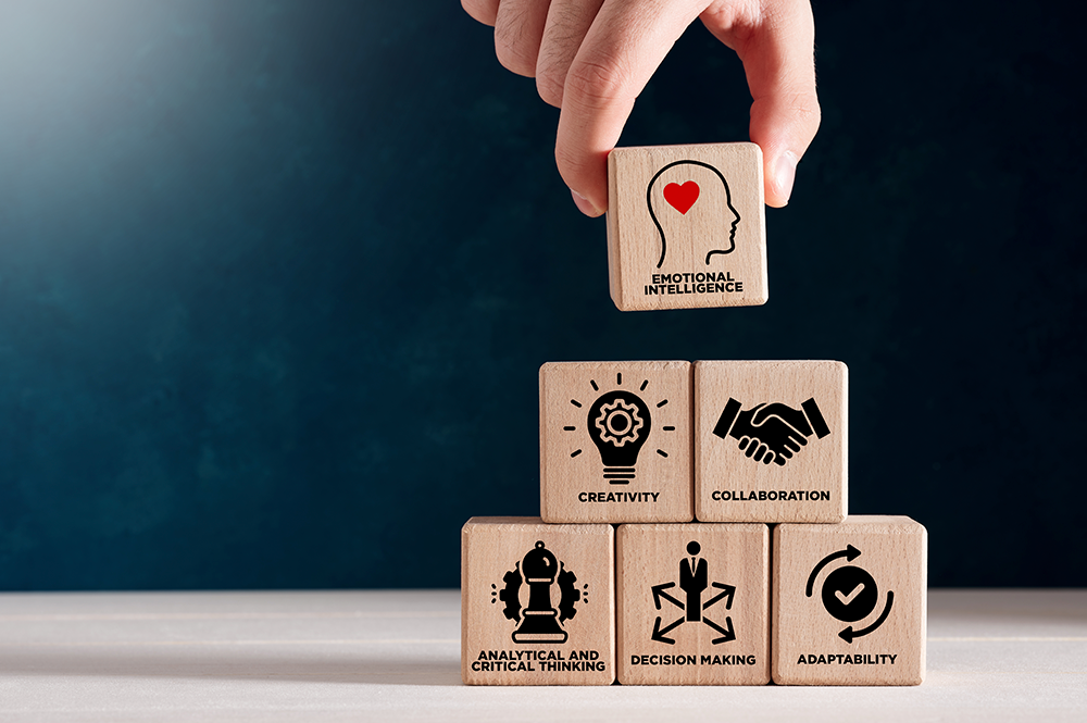 cubi di legno che creano una piramide con disegnate delle icone