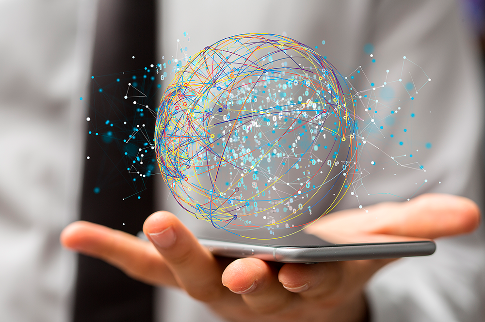 mano con telefono e sopra delle linee colorate che formano un cerchio