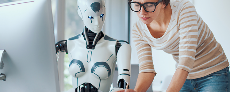 donna e robot davanti ad un computer