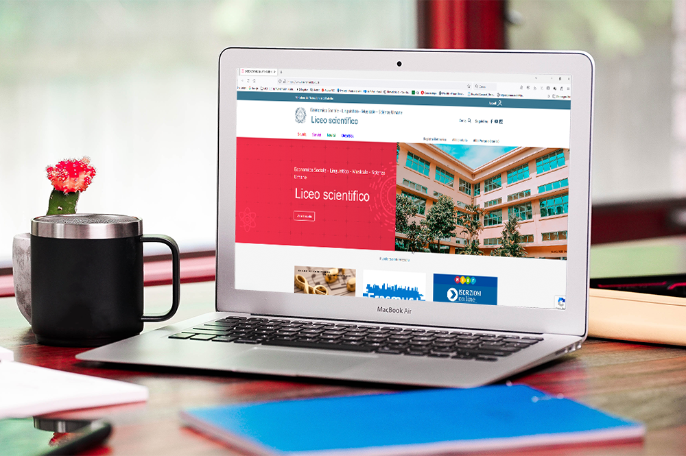 mockup ambientato con pc e sullo sfondo il sito di un liceo scientifico