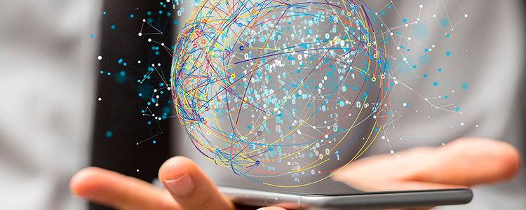 mano con telefono e sopra delle linee colorate che formano un cerchio