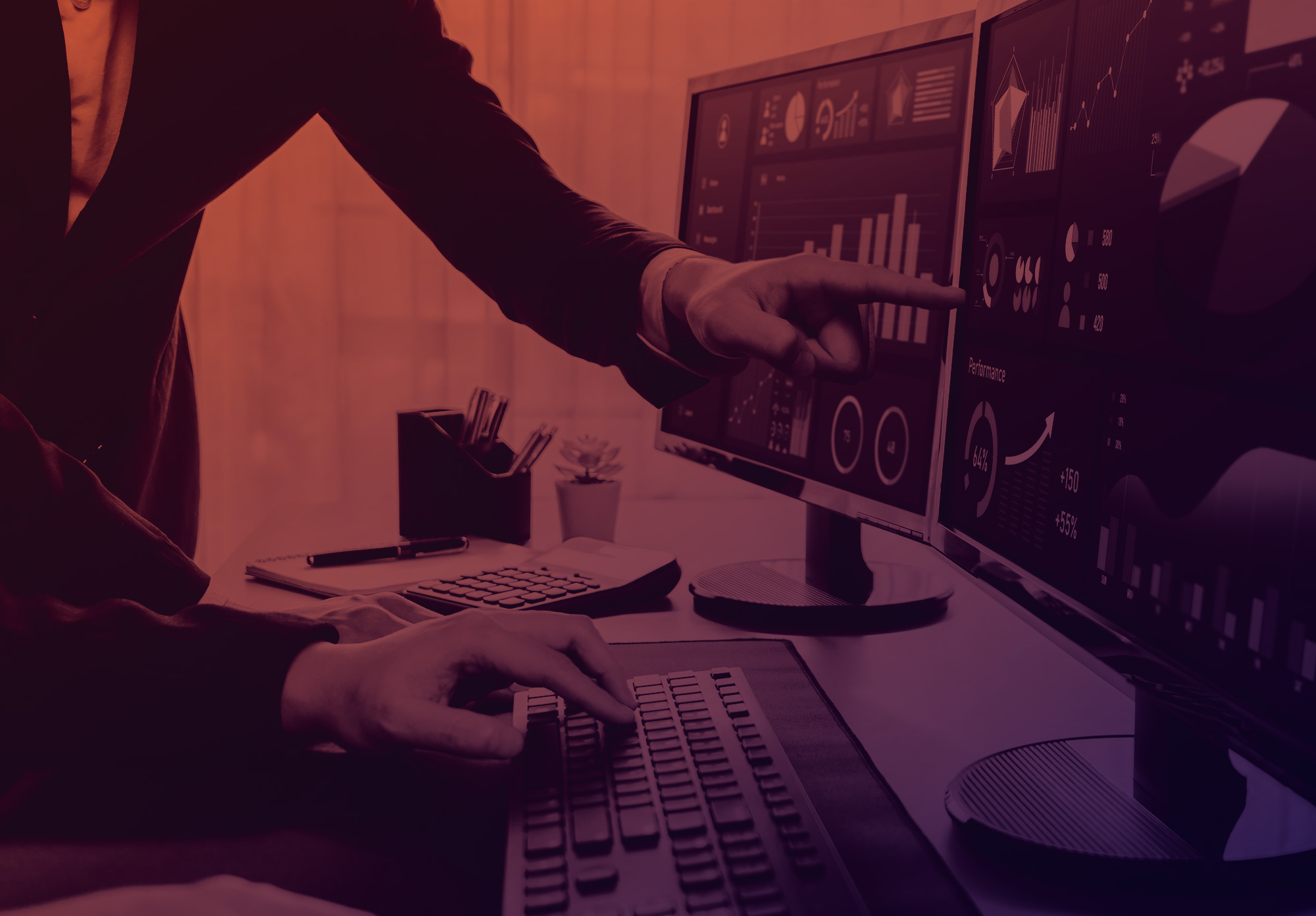 foto con gradiente scuro sull'arancione e viola. persone che lavorano al pc osservando grafici di BI