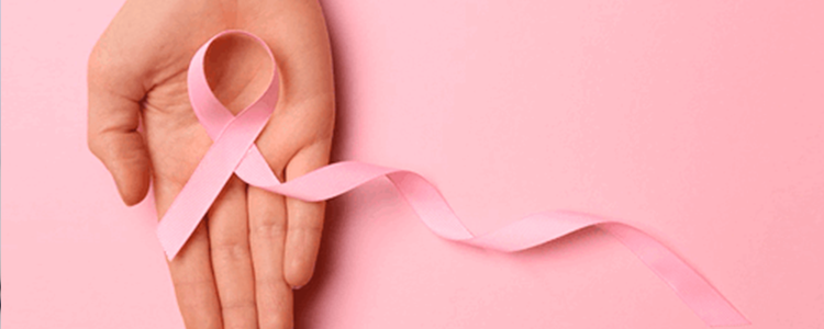 palmo di una mano con il fiocco rosa della prevenzione al tumore al seno