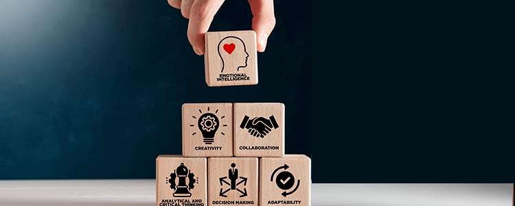 cubi di legno che creano una piramide con disegnate delle icone