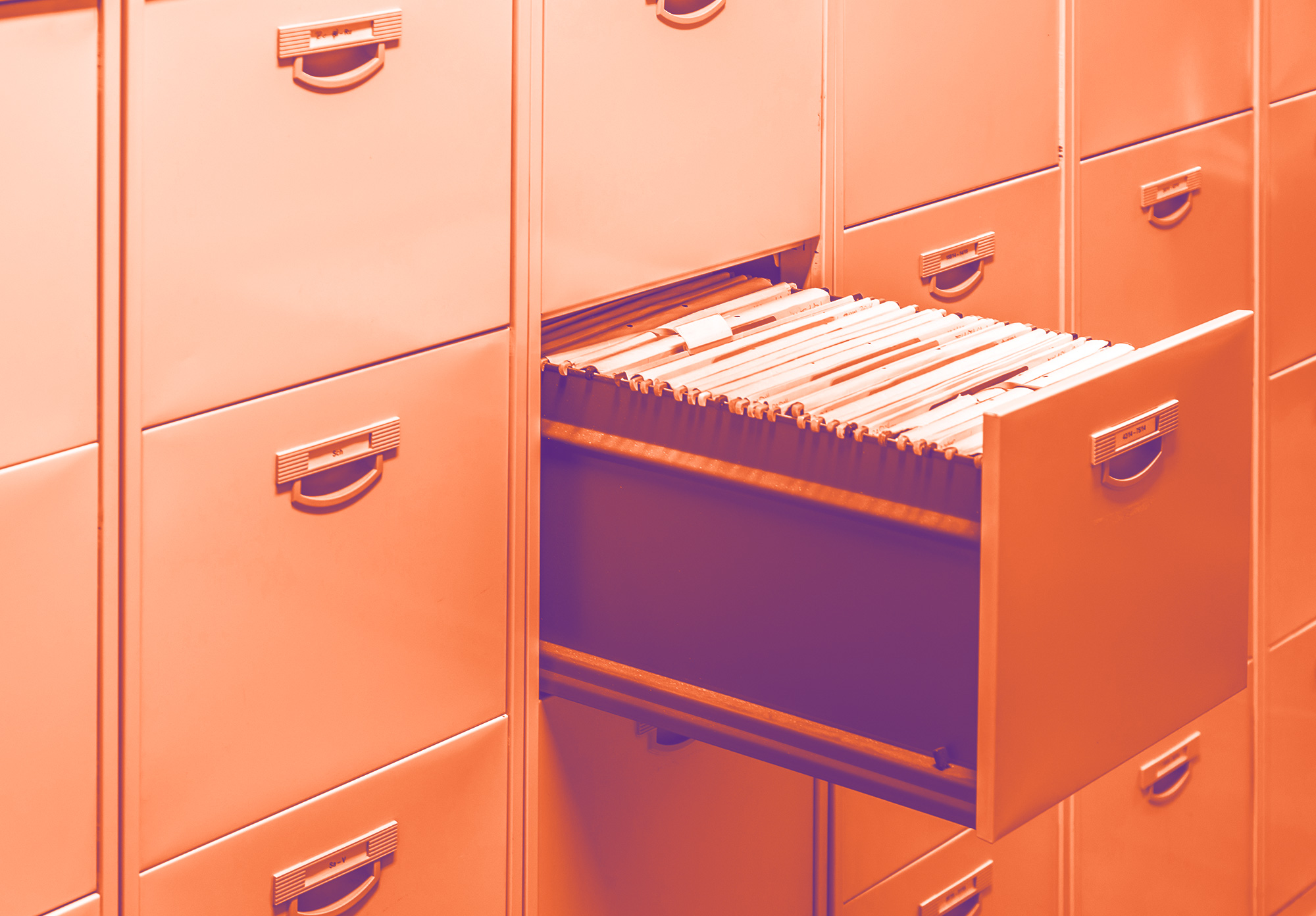 foto con gradiente arancione che rappresenta un archivio dove in mezzo c'è un cassetto aperto con tutti i documenti all'interno