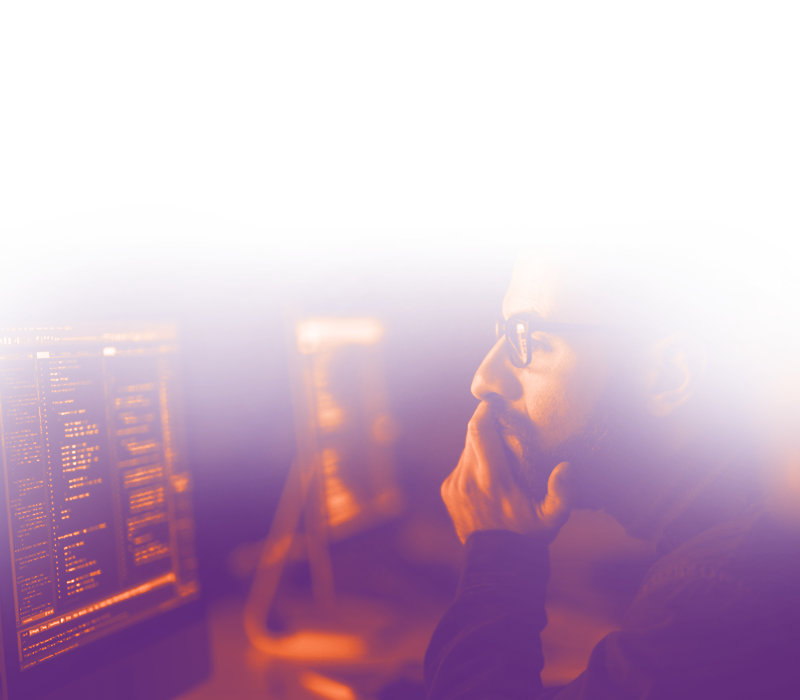 immagine con gradiente arancione da usare di sfondo ad una sezione e rappresenta un uomo che sta sviluppando davanti ad un pc