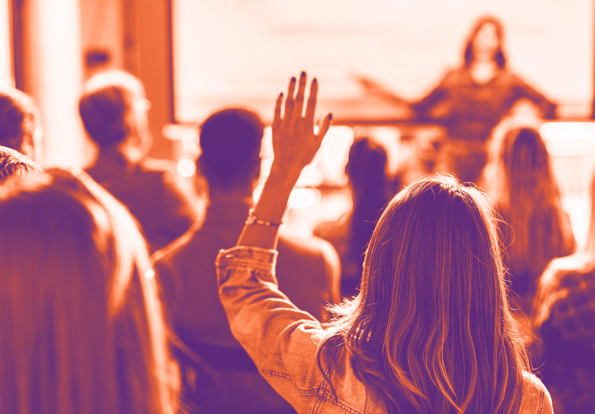 con con gradiente arancione e viola dove ci sono delle persone di spalle, come fossero ad un convegno e in primo piano c'è una donna con i capelli lunghi che alza la mano