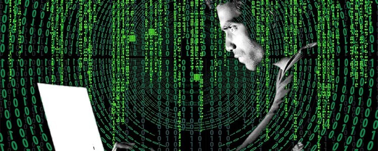 codici 0 1 e in primo piano ragazzo di profilo al pc