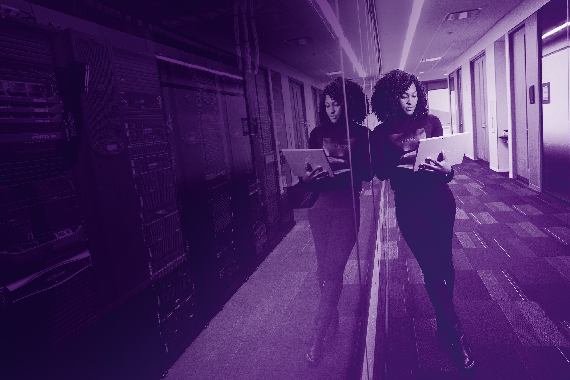 sfondo viola con donna con pc in una sala server 