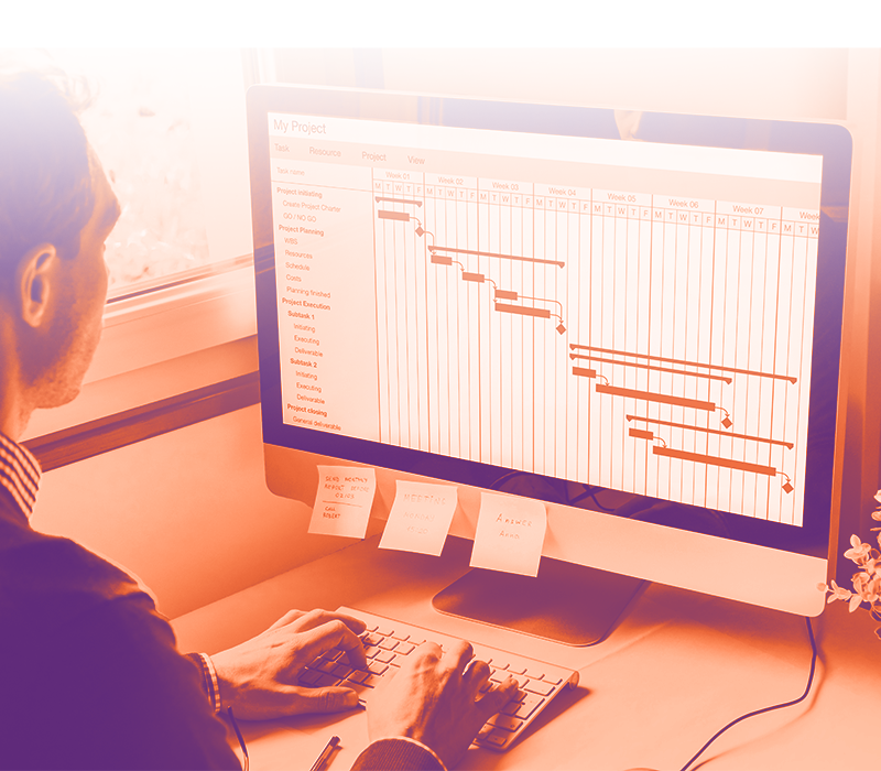 foto con gradiente arancione sfumato con un ragazzo di spalle e davanti un pc con sullo schermo un gant di lavoro