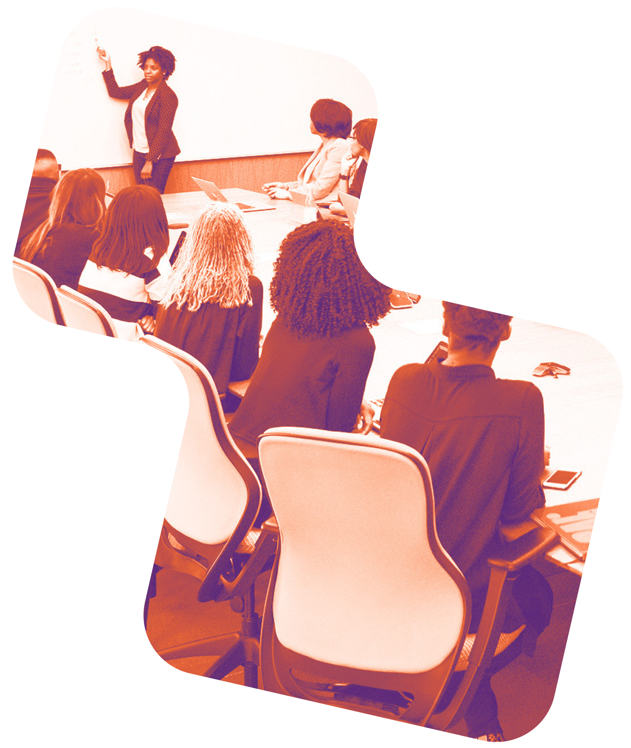 immagine a forma di pixel con gradiente arancione e nello sfondo un aula universitaria